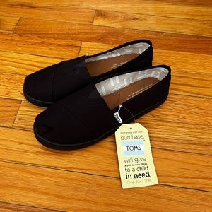 BRAND NEW TOMS 5.5Y IN BLACK